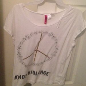 Cute T-shirt with a flowered peace sign and quote