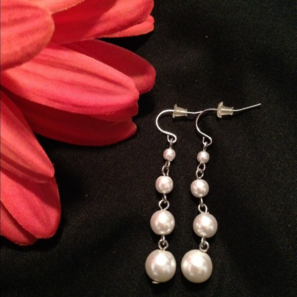 💕brand new multi-pearl dangle earrings!