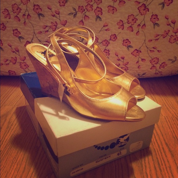 Gold shoes!👠