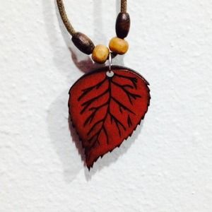 HIPSTER Wooden leave necklace