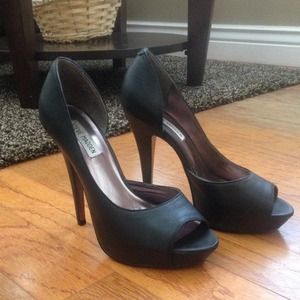 Black peep toe Steve Madden Pumps.