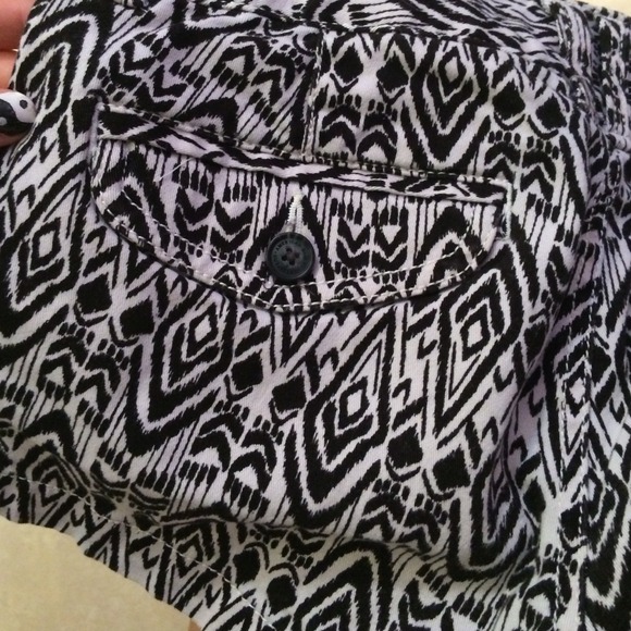 American eagle Aztec shorts - Picture 2 of 2