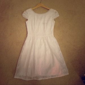 B. Darlin knee high/capped-sleeves white dress⬜️👗