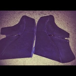 High black wedges