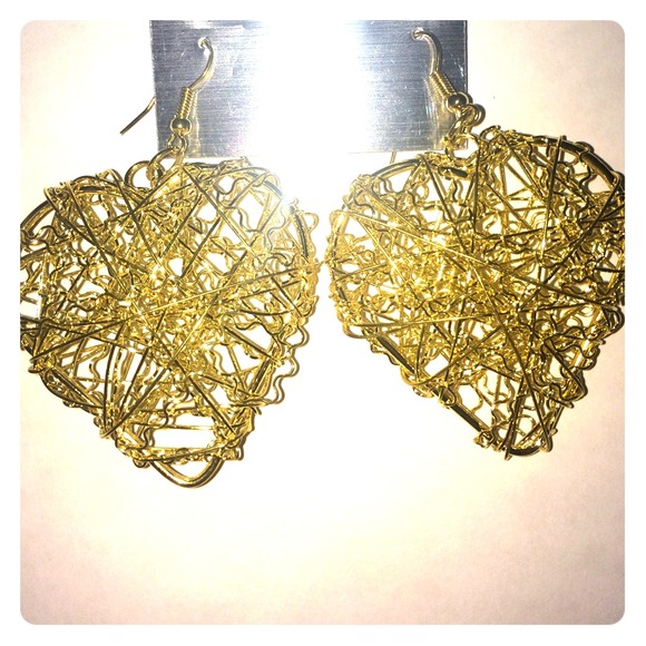 NWT Heart Shaped Wire Earrings