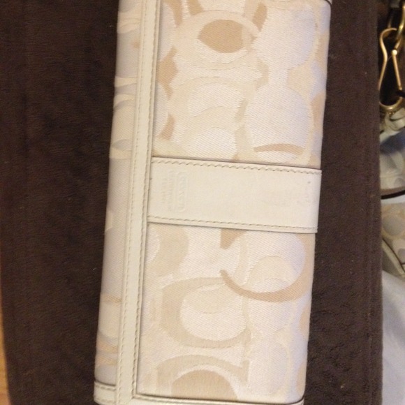 Hampton signature white checkbook wallet - Picture 1 of 1