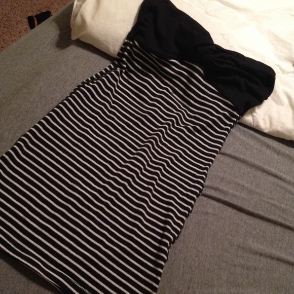 🚫SOLD🚫 Sexy tube too with open bow back✨