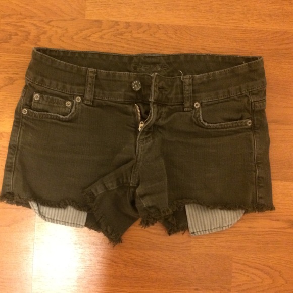 Price Drop🚨! LF car mar army green shorts!