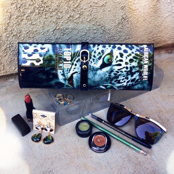🚫SOLD IN BUNDLE❗️Leopard Magazine Oversize Clutch - Picture 2 of 4