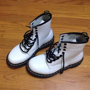 Women's Dr. Martens - 1460 Originals 8 Eye Laceup