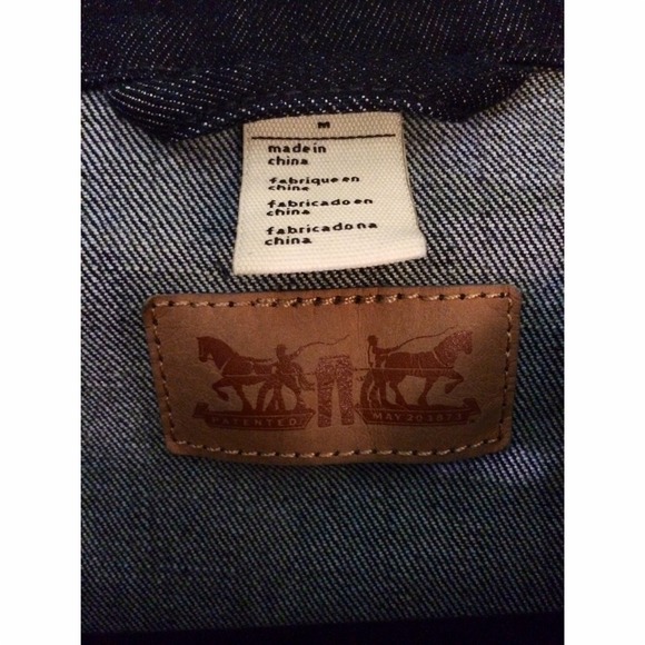 Dark-wash Levi's Jean Jacket - Picture 4 of 4