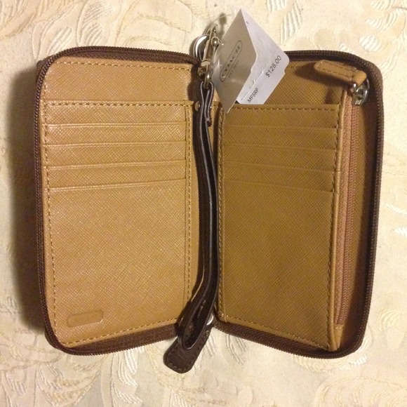 💯 COACH zip wallet, phone case, wristlet. - Picture 3 of 4