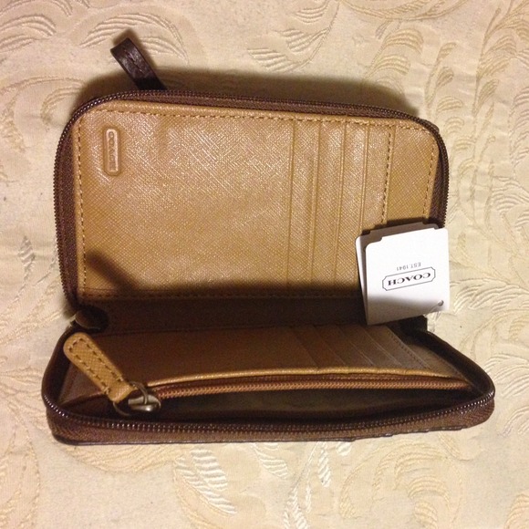 💯 COACH zip wallet, phone case, wristlet. - Picture 4 of 4