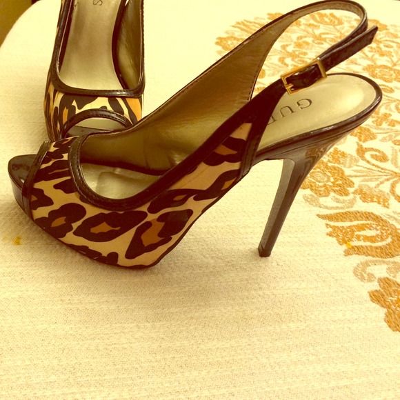 Guess leopard  Shoes in excellent condition. ✨