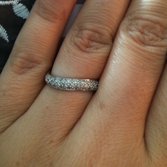 Diamond band with slight curve - Picture 1 of 2