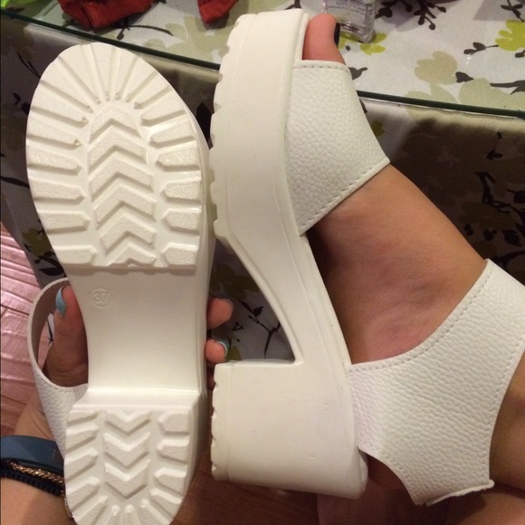 🌺 TRADED 🌺White platforms - Picture 1 of 4