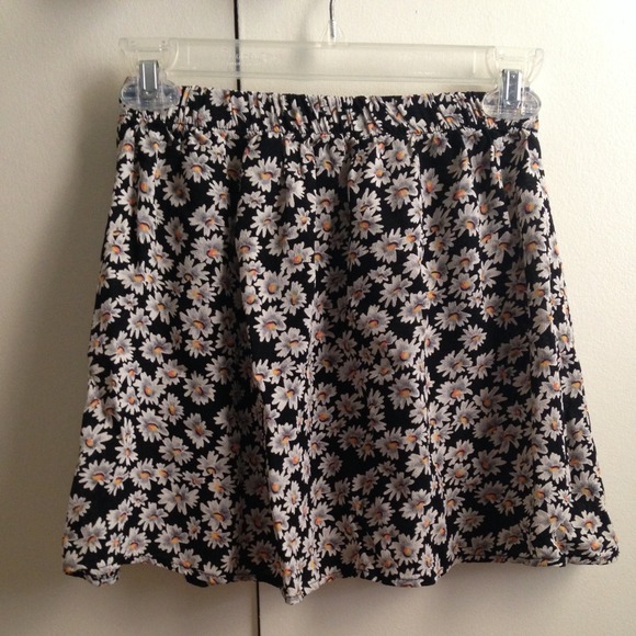 🚫SOLD🚫Brandy Melville daisy skirt