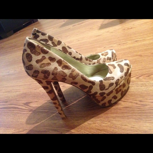 Jessica Simpson pumps
