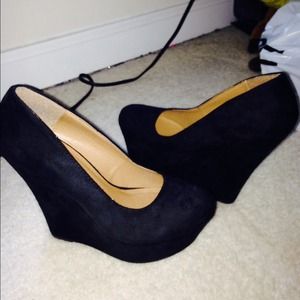 Black suede wedges!!