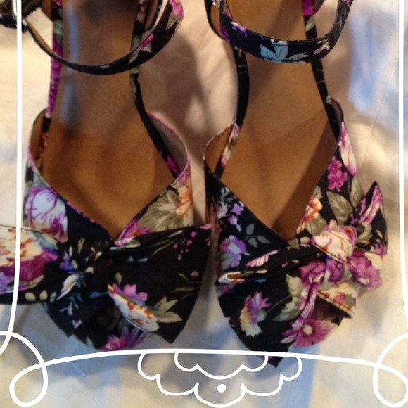 ⛔️SOLD⛔️NWOT strappy wedge heels - Picture 2 of 3