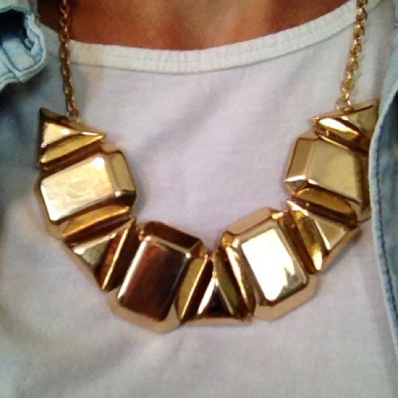 🔴SOLD🔴 Gold statement necklace - Picture 2 of 5