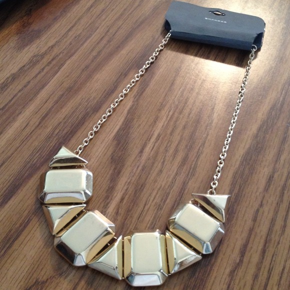 🔴SOLD🔴 Gold statement necklace - Picture 3 of 5