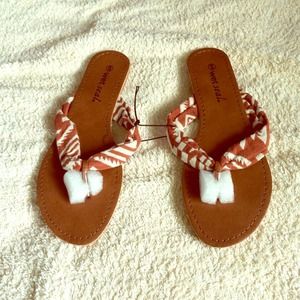 🆕 Jacquard tribal flip flops. 🌸😊