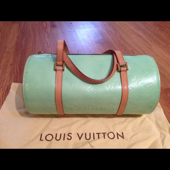 ✨GONE✨Mint Lv Bedfold handbag.