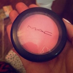 MAC pink swoon blush .!