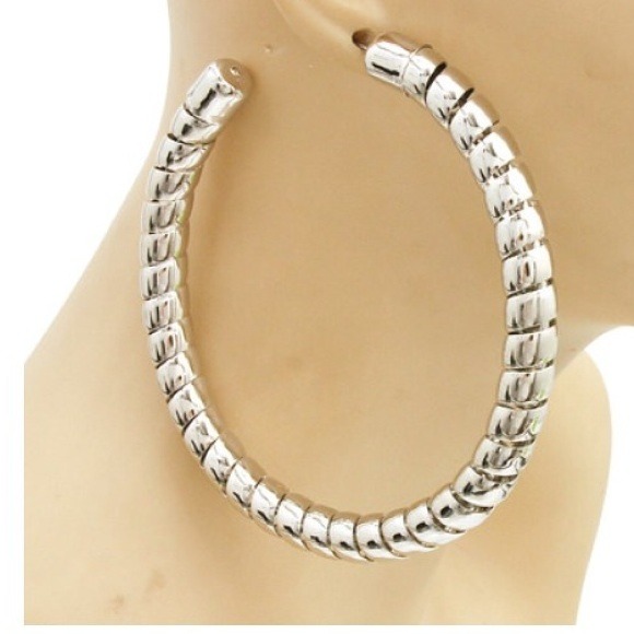 Cut out pipe earrings
