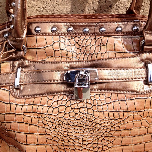 ❗️🚫SOLD IN BUNDLE❗️Metallic Brookside Handbag - Picture 2 of 4