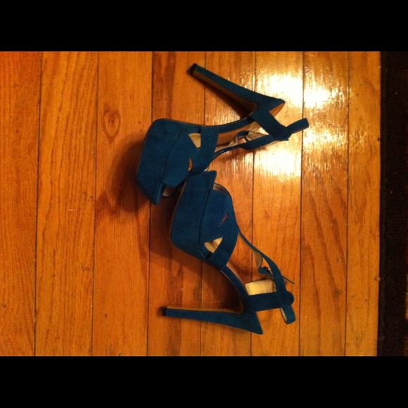 Sexy turquoise heels!