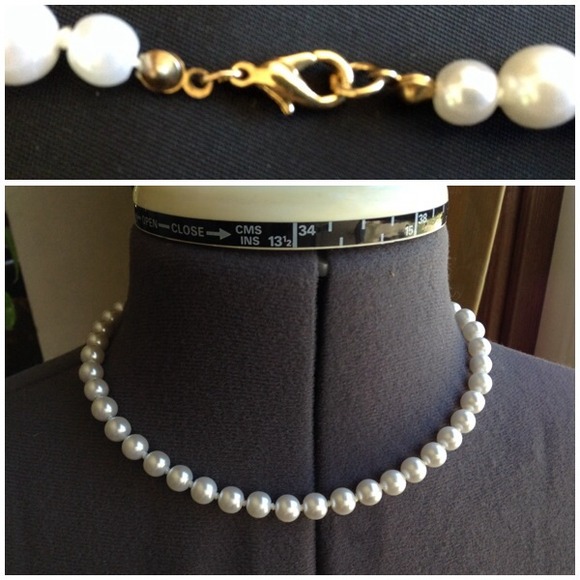 Jewelry - Classy Faux White Pearl Necklace