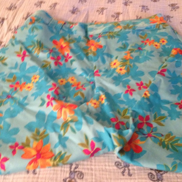 Super cute flower print capris
