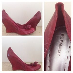Red hot sexy BCBG wedges. Sz10