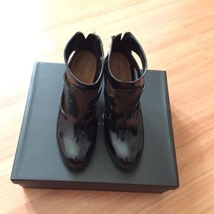 Shoe cult cutout booties