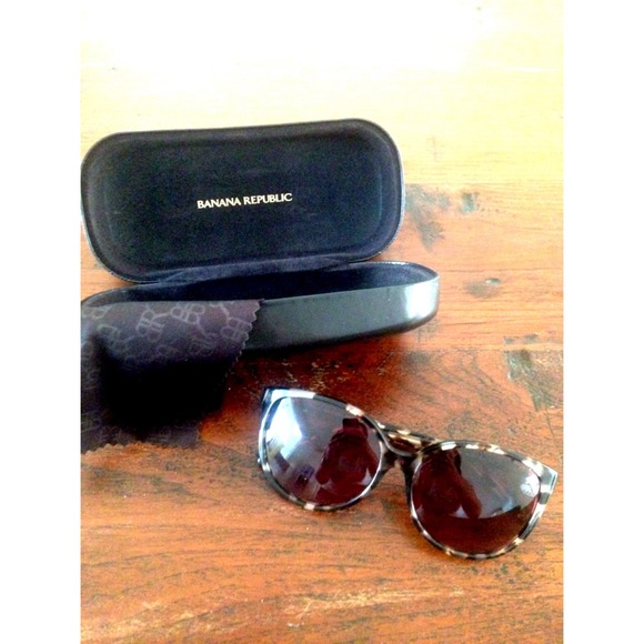 MAJOR PRICE DROP 💗Banana Republic Sunglasses