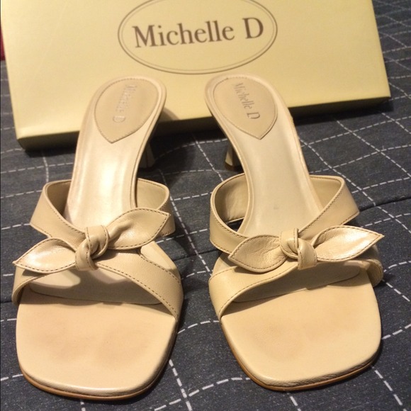 ⬇️PRICE REDUCED Beige Kitten heels