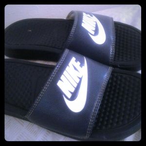NIKE SLIDES