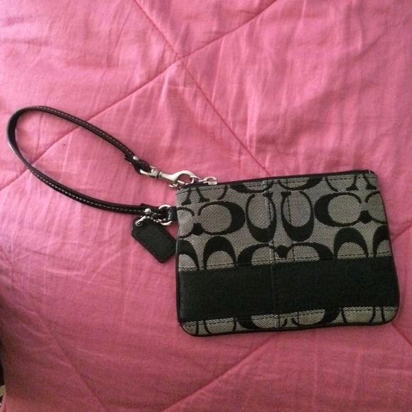 💢 SOLD 💢 Coach Wristlet