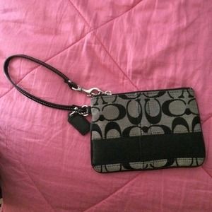 💢 SOLD 💢 Coach Wristlet