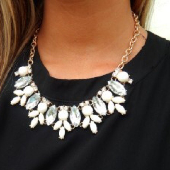 ✨HP✨Cream and crystal necklace gold chain