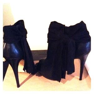 Peep toe pumps