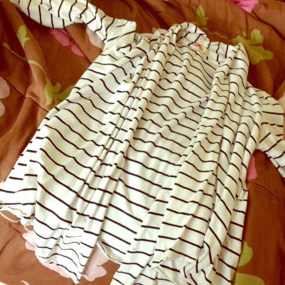 Mid-sleeve black and white cardigan