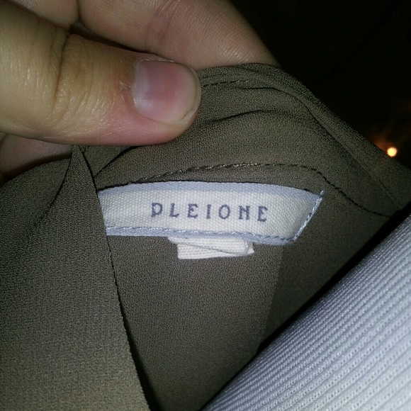 *SOLD* ~HP 8/9/2014~ OLIVE SLEEVELESS BLOUSE - Picture 3 of 3