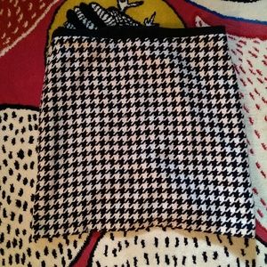 Houndstooth pencil skirt