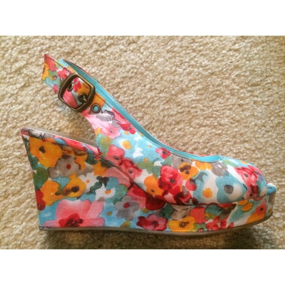 Floral wedges