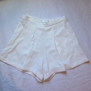 Beautiful Clover Canyon shorts with pockets 🌻