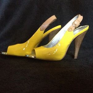 Hot yellow peep toes!!
