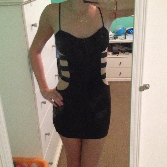 🚫sold in bundle🚫Short black dress open sides - Picture 3 of 3